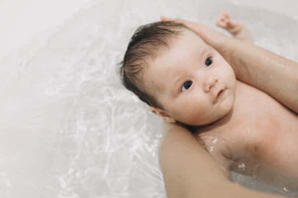 Recomendações sobre a temperatura da água na natação do bebê
