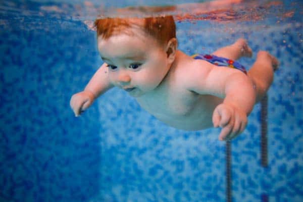 Sinta-se seguro em dias de piscina – Confira como a natação para bebês pode te ajudar