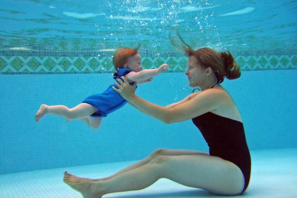 Veja as atividades incríveis para acalmar os bebês dentro da água