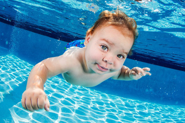 Dicas de aula de natação para bebês de 2 anos