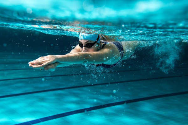 A natação faz ganhar massa muscular?