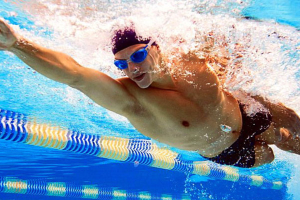 A natação faz perder barriga?