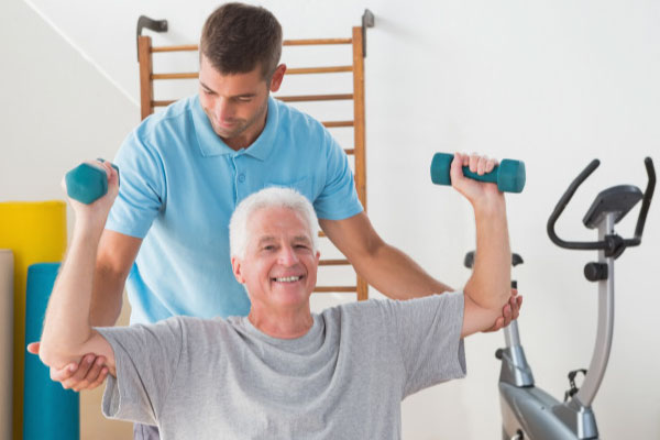 Malefícios da musculação para idosos