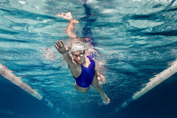A natação dá músculos?