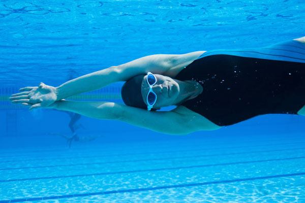A natação fortalece a coluna?