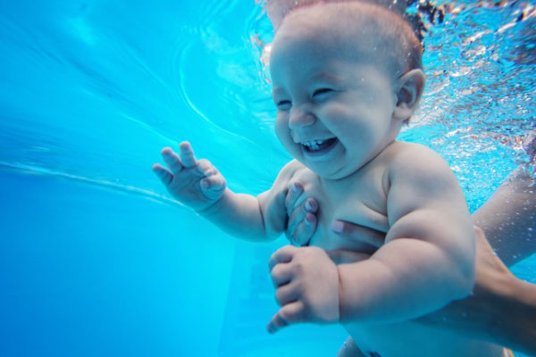 A natação para bebê faz bem?