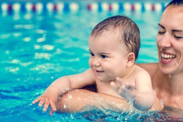 A natação para bebê no inverno é recomendada?