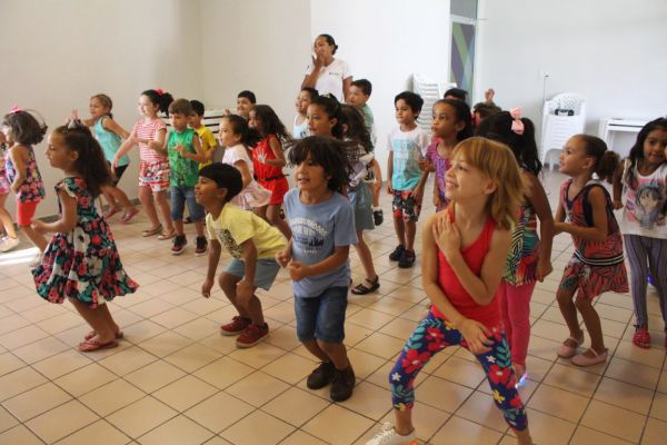 Aula de ritmos crianças, dança divertida para o corpo!